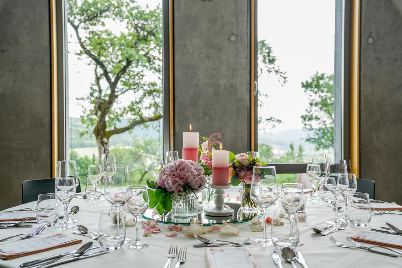 Hotel Hofgut Hohenkarpfen Hausen ob Verena Buitenkant foto