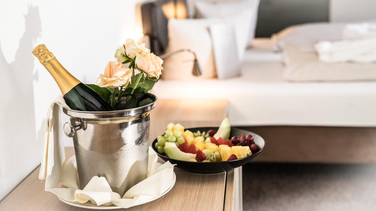 Hotel Hofgut Hohenkarpfen Hausen ob Verena Buitenkant foto